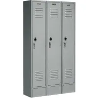 Global Industrial™ Paramount® 1-Tier 3 Door Locker, 45