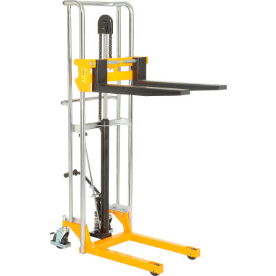 Global Industrial Manual Lift Stacker, 59" Lift, 880 Lb. Capacity