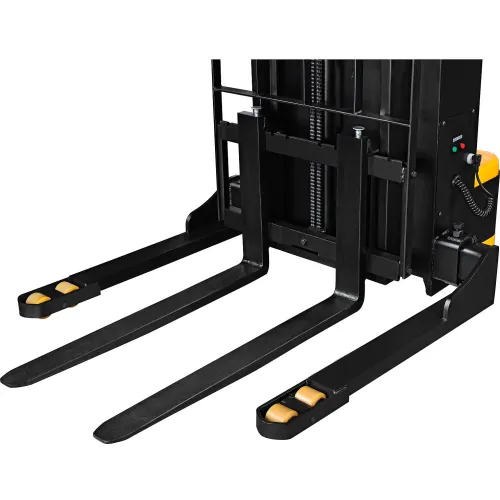 Global Industrial™ Fully Powered Straddle Stacker Lift Truck, 65